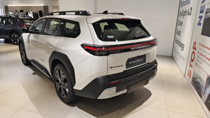 Subaru E-Outback 純電旗艦SUV展示於展廳內.