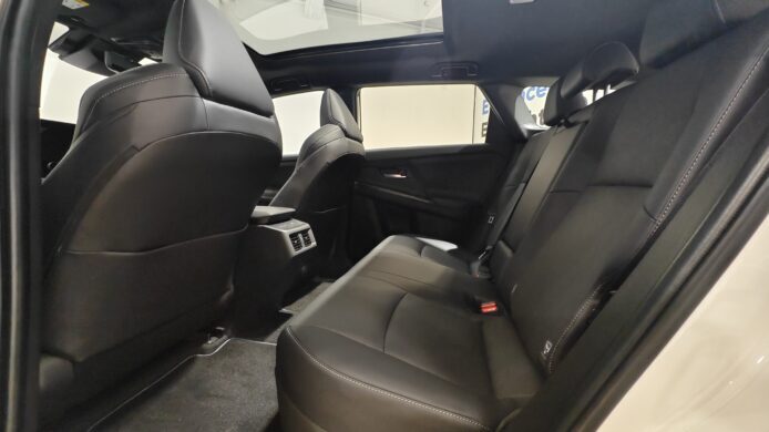Subaru E-Outback純電SUV車內座位與控制台.