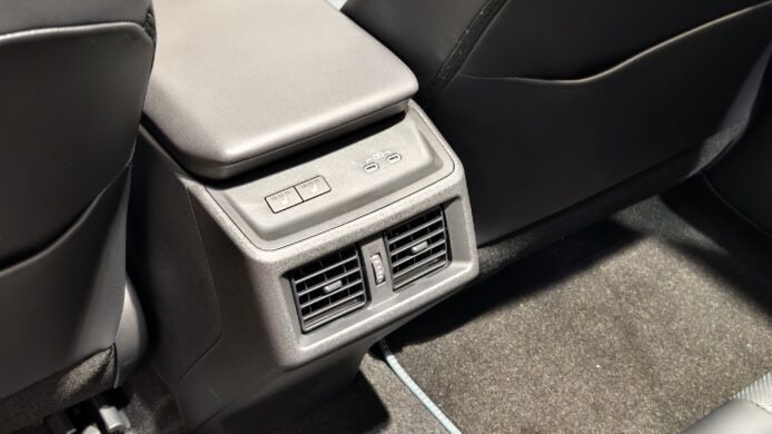 車內後排空調出風口與控制面板.