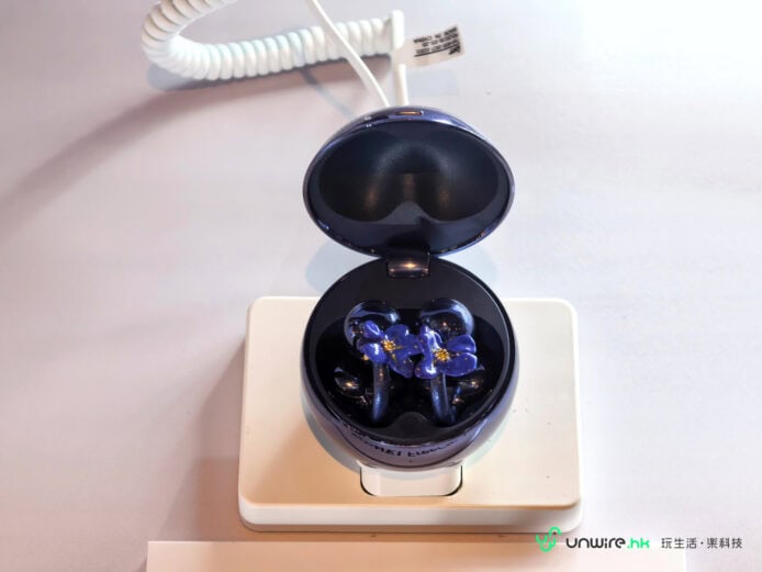 藍牙耳機放在充電盒內.
