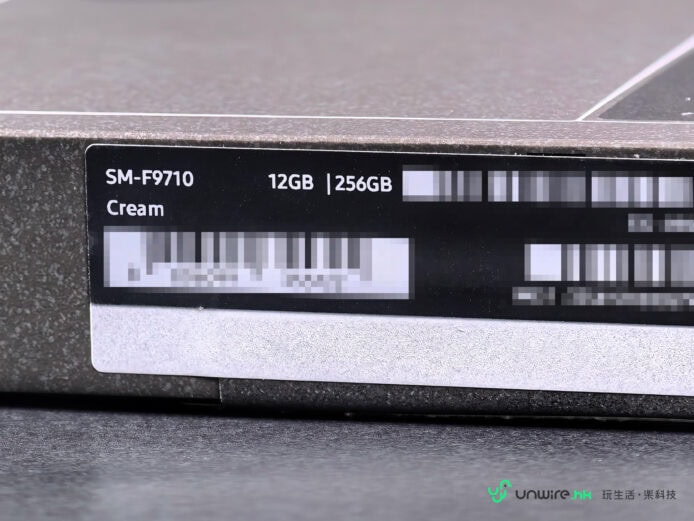 手機存儲容量標籤,顯示12GB RAM和256GB存儲.