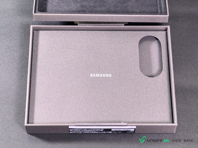 三星 Galaxy Z Fold8 包裝盒內部空盒.
