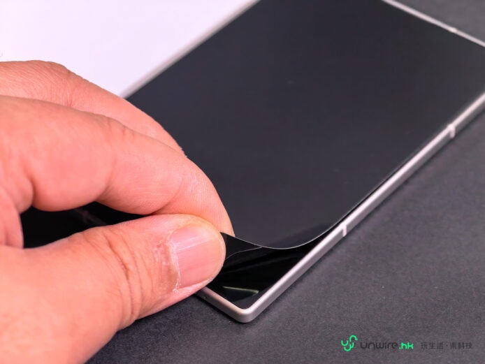 手指撕開Galaxy Z Fold8的螢幕保護膜.