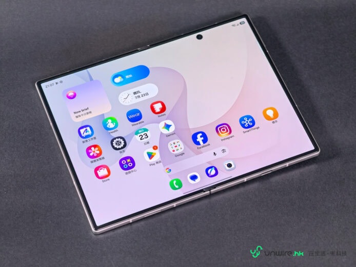 Samsung Galaxy Z Fold8摺疊手機展示.