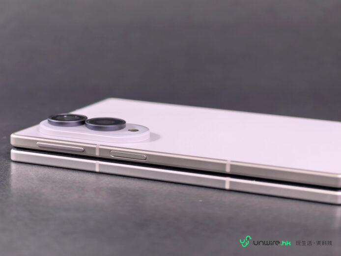 Samsung Galaxy Z Fold8摺疊手機側面圖.
