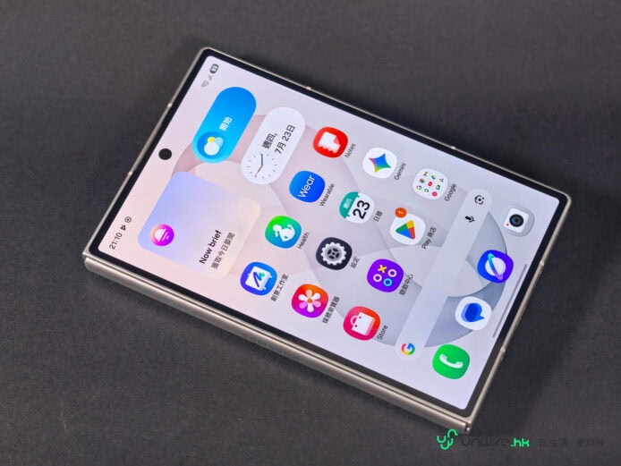 Samsung Galaxy Z Fold8摺疊手機展示.