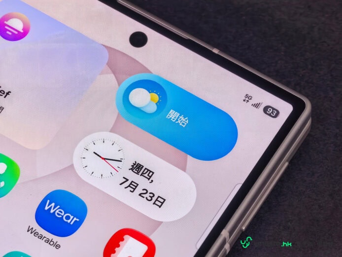 Samsung Galaxy Z Fold8摺疊手機屏幕特寫.