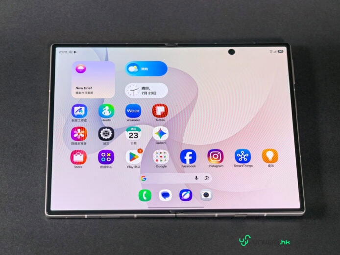 Samsung Galaxy Z Fold8摺疊手機展示.