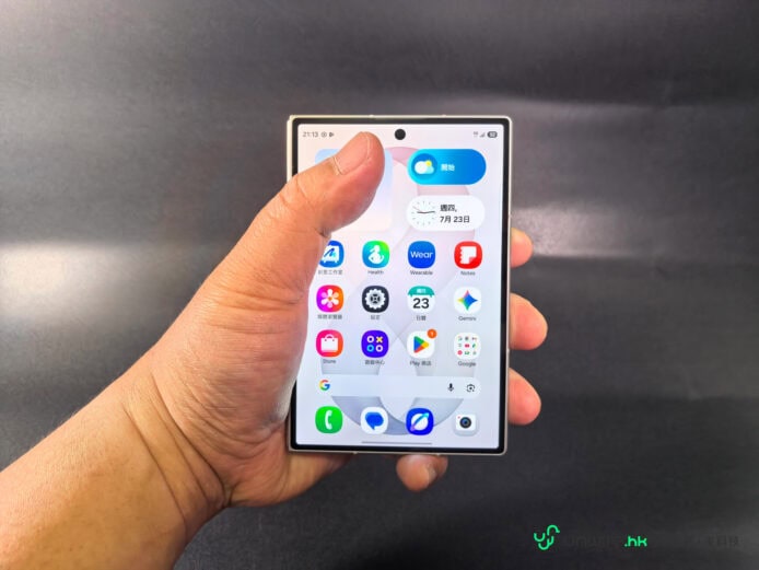 手持三星Galaxy Z Fold8折疊手機.