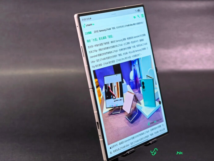 Samsung Galaxy Z Fold8摺疊手機展示.