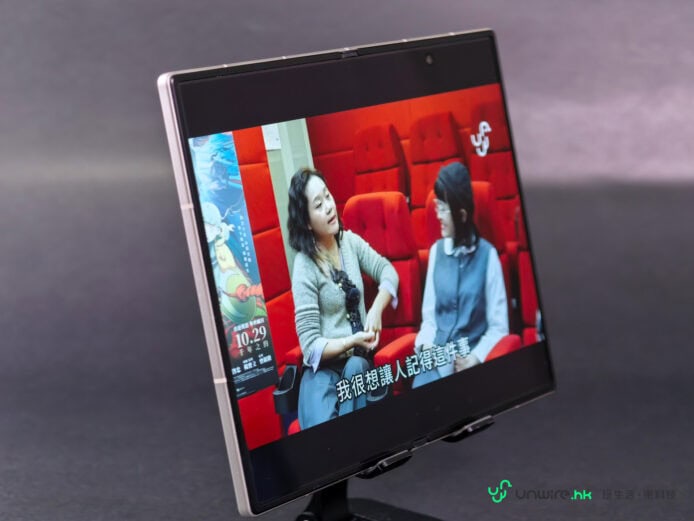 Samsung Galaxy Z Fold8 影片展示兩人對話.