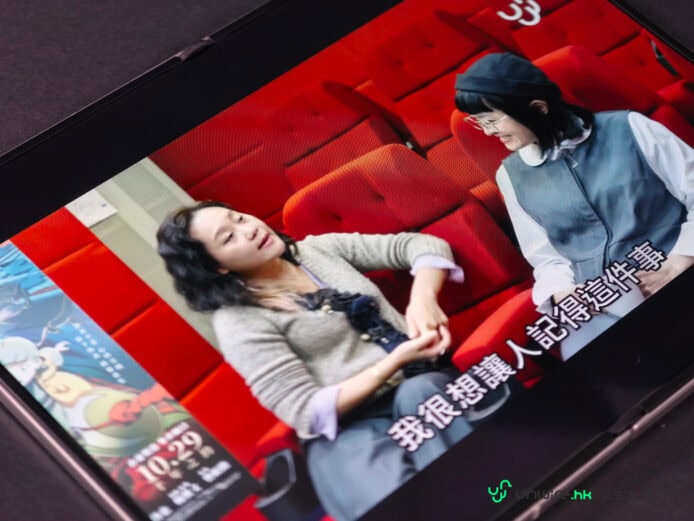兩位女性在展覽中討論摺疊手機.