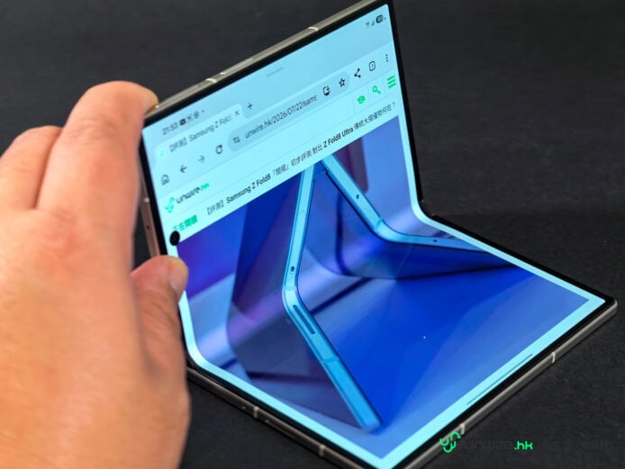 三星Galaxy Z Fold8摺疊手機開合展示.
