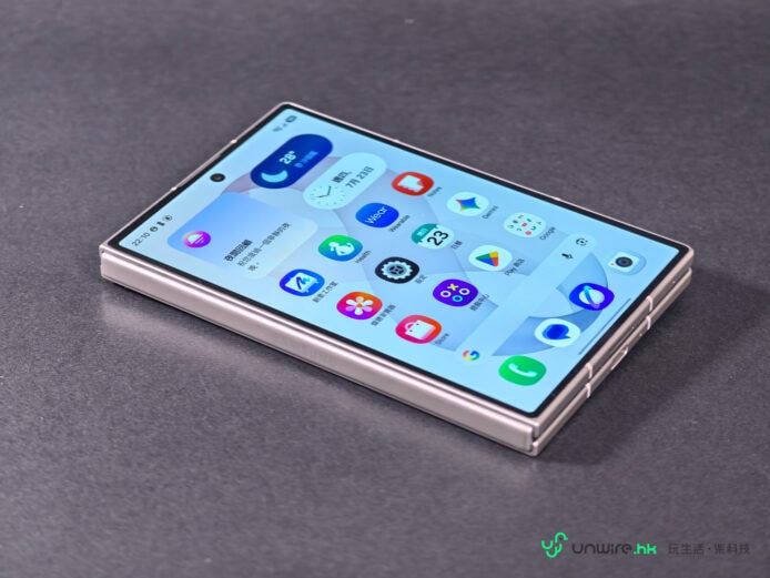 Samsung Galaxy Z Fold8摺疊手機展示.