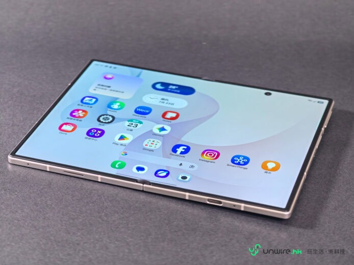 Samsung Galaxy Z Fold8 摺疊手機展示.