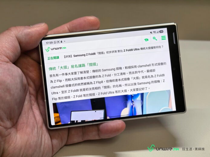 手持Samsung Galaxy Z Fold8折疊手機.