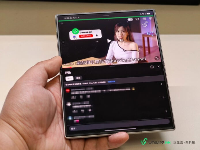 摺疊手機顯示YouTube影片畫面.