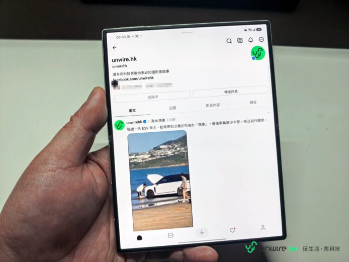手持 Samsung Galaxy Z Fold8 展示摺疊手機.