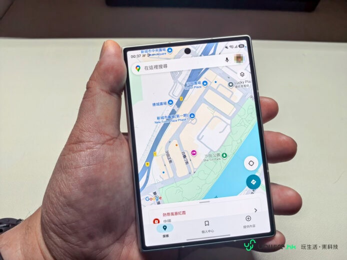 Samsung Galaxy Z Fold8 折疊手機顯示地圖界面.