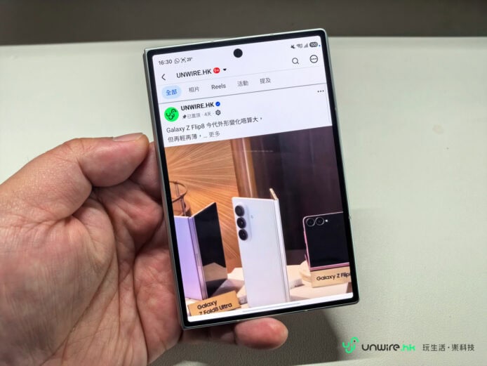 手持 Galaxy Z Fold8 展示摺疊手機.