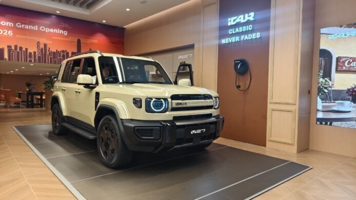 全新 V27 增程混能 SUV 展示於旗艦店內.