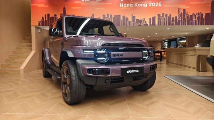 全新 V27 增程混能 SUV 展示於展廳內.