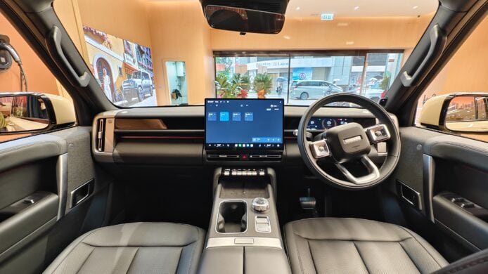 ICAUR九龍灣旗艦店開幕展示新款V27 SUV.