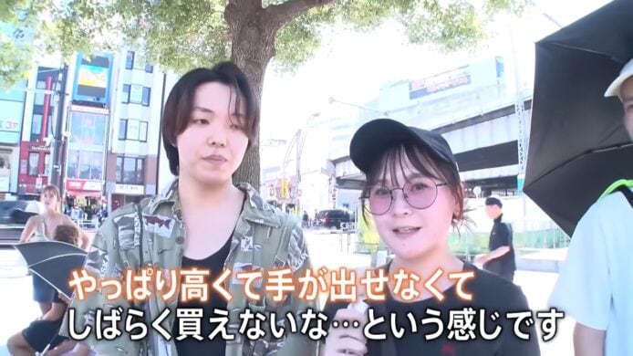 街頭買賣二手手機的年輕女性.