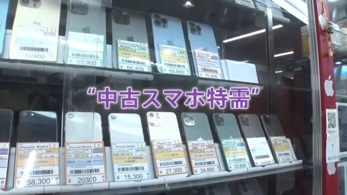 二手手機陳列架展示多款手機.