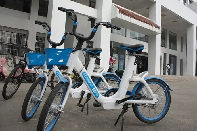 多輛共享單車停放在街道上.