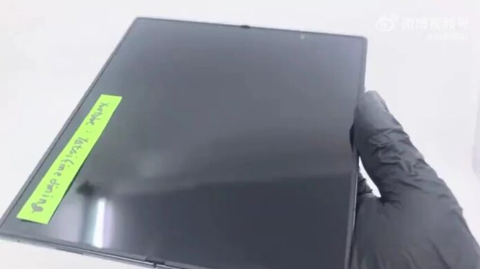 Galaxy Z Fold 8 Ultra 展示無摺痕設計.