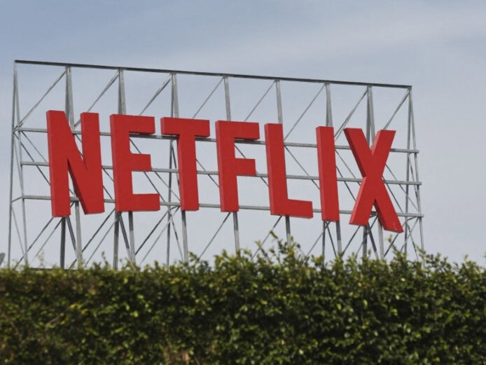Netflix 標誌在戶外高空展示.