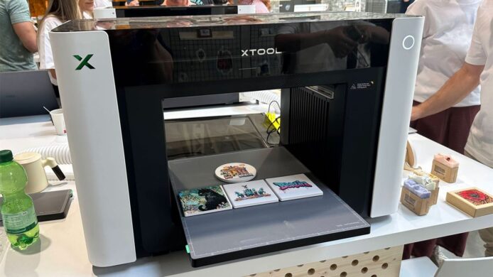XTool 4合1打印機展示激光雕刻與空氣過濾功能.