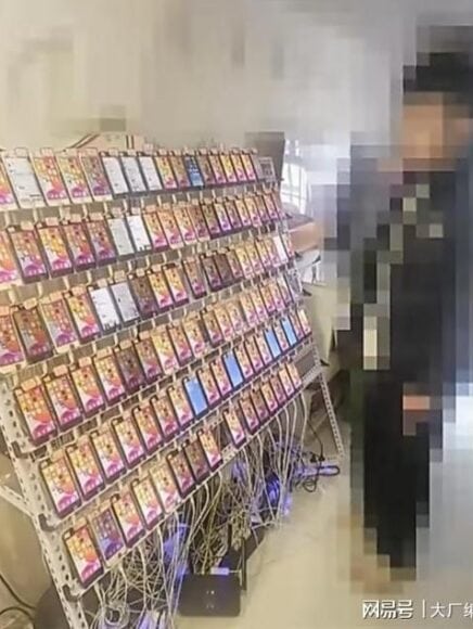 大量二手手機在展示架上.