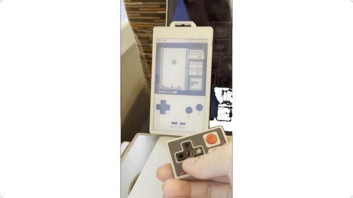 手持復刻版Game Boy掌機,電子紙螢幕顯示遊戲畫面.