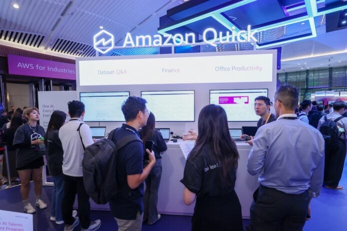 Amazon Quick展台展示多個數據分析屏幕.