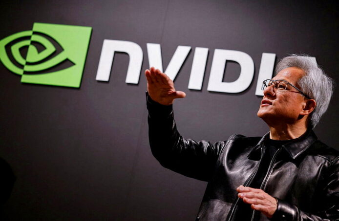 微軟工程師在NVIDIA標誌前演講.