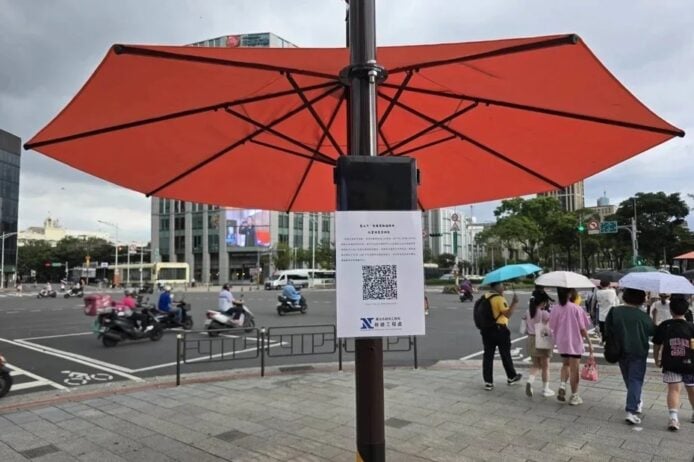 西門町巨型遮陽傘提供遮陽和休憩空間.