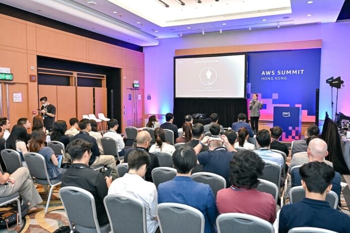 AWS 香港峰會,演講者在台上發言.