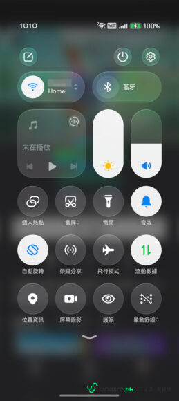 手機控制中心界面,顯示Wi-Fi、藍牙、音量調節等圖標.