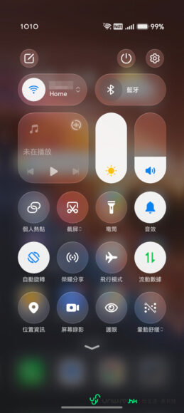 手機控制中心界面，顯示Wi-Fi、藍牙、亮度調節等圖標.