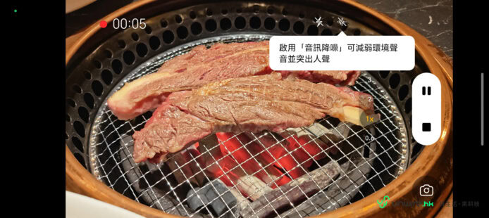 燒烤牛肉片在炭火上烤制.