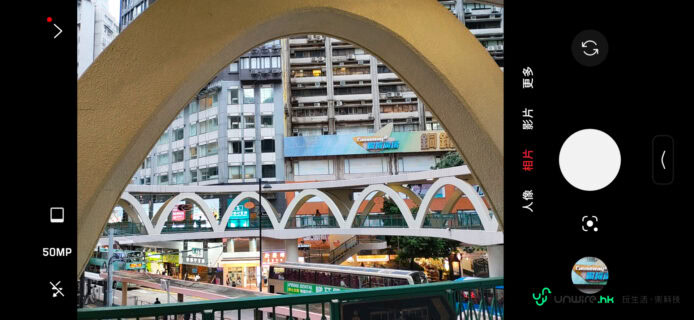 繁忙城市街道夜景燈火通明.