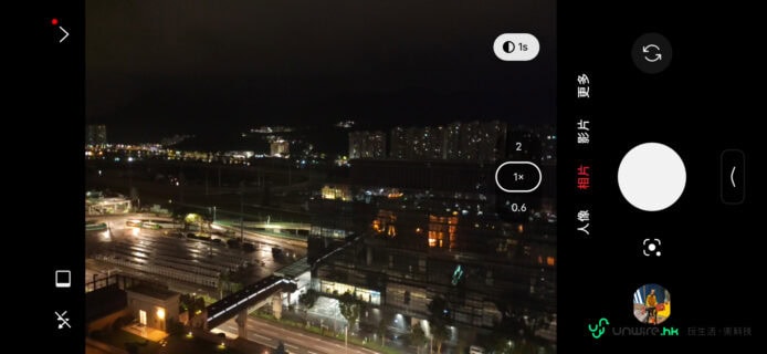 夜晚城市燈火閃爍的景色.