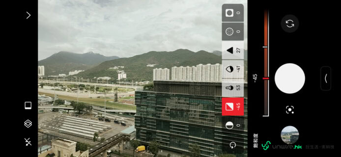 城市高樓與山景的空拍圖.