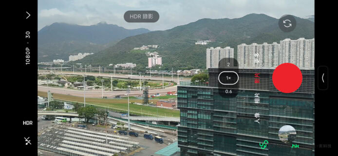 城市高樓與山景的拍攝畫面.