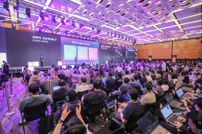 AWS 高峰會香港現場,眾多參與者專注聆聽演講.
