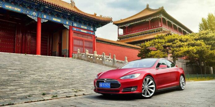 紅色Tesla跑車在古典中式建築前展示.