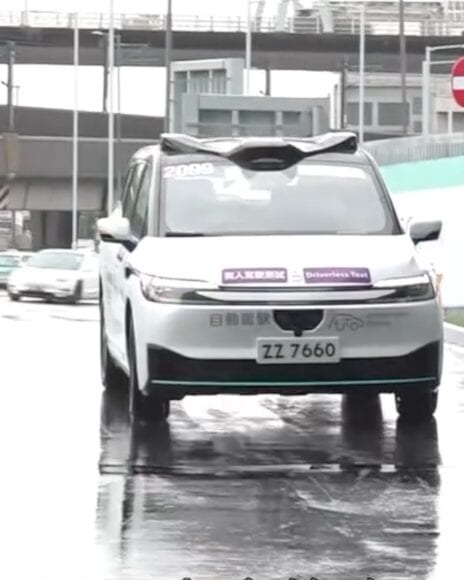 無人駕駛測試車在雨中行駛.