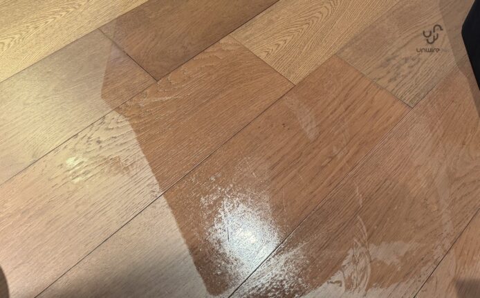 木地板上的水漬和清潔痕跡.